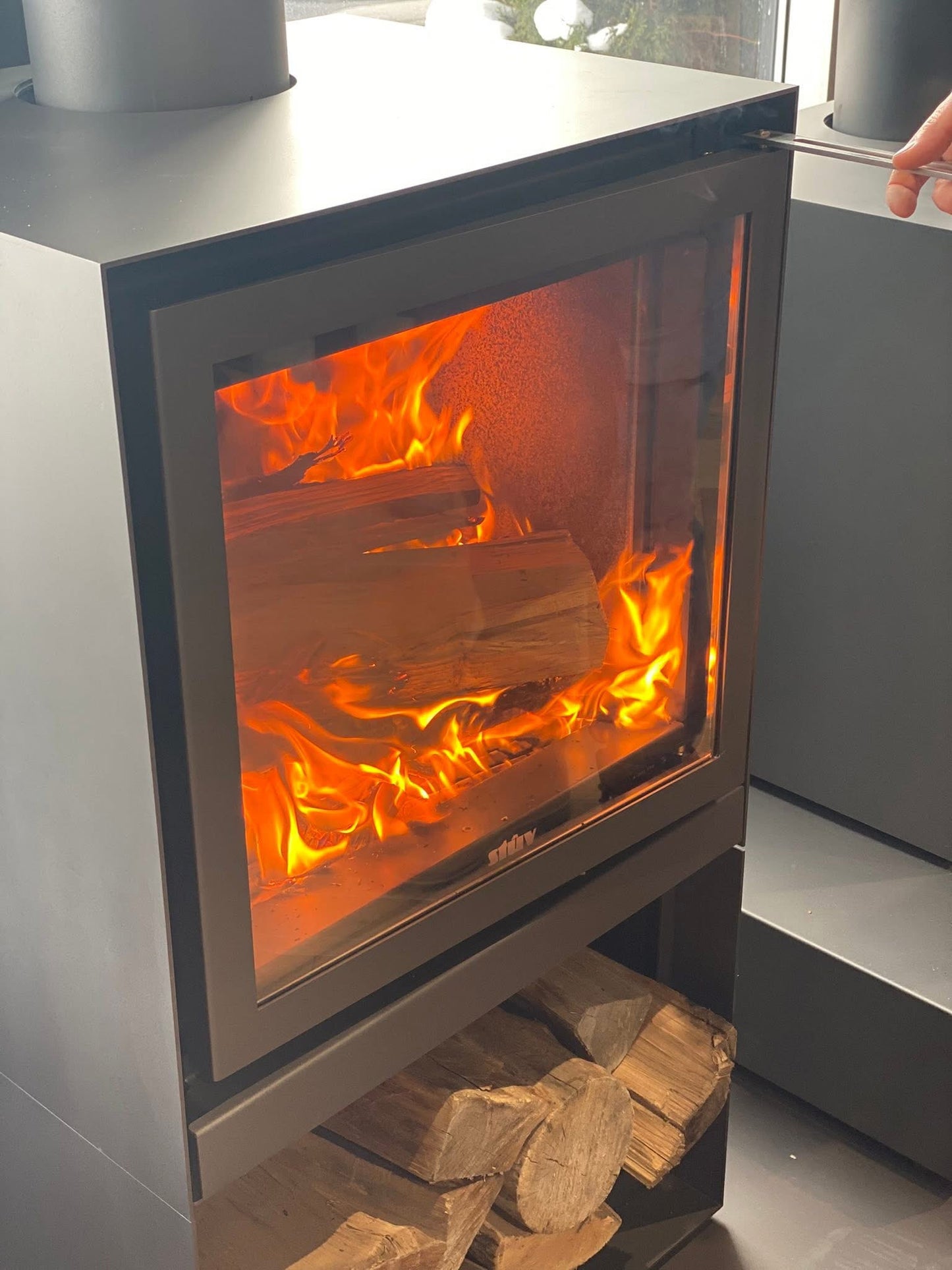 Stûv 16 H-base Wood Burning Stove - Freestanding Modern Fireplace (16-58 & 68 H Model)