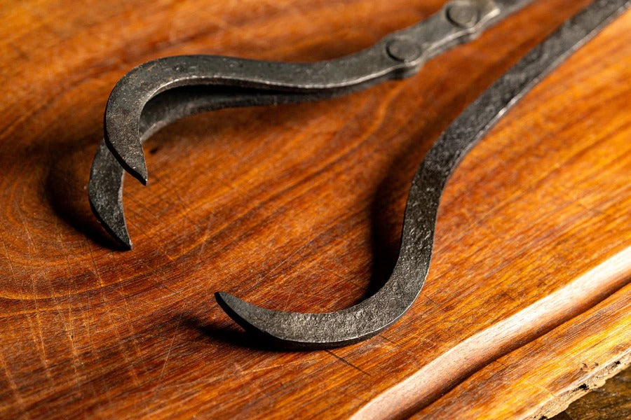 Extreme edge view of the raven's claw