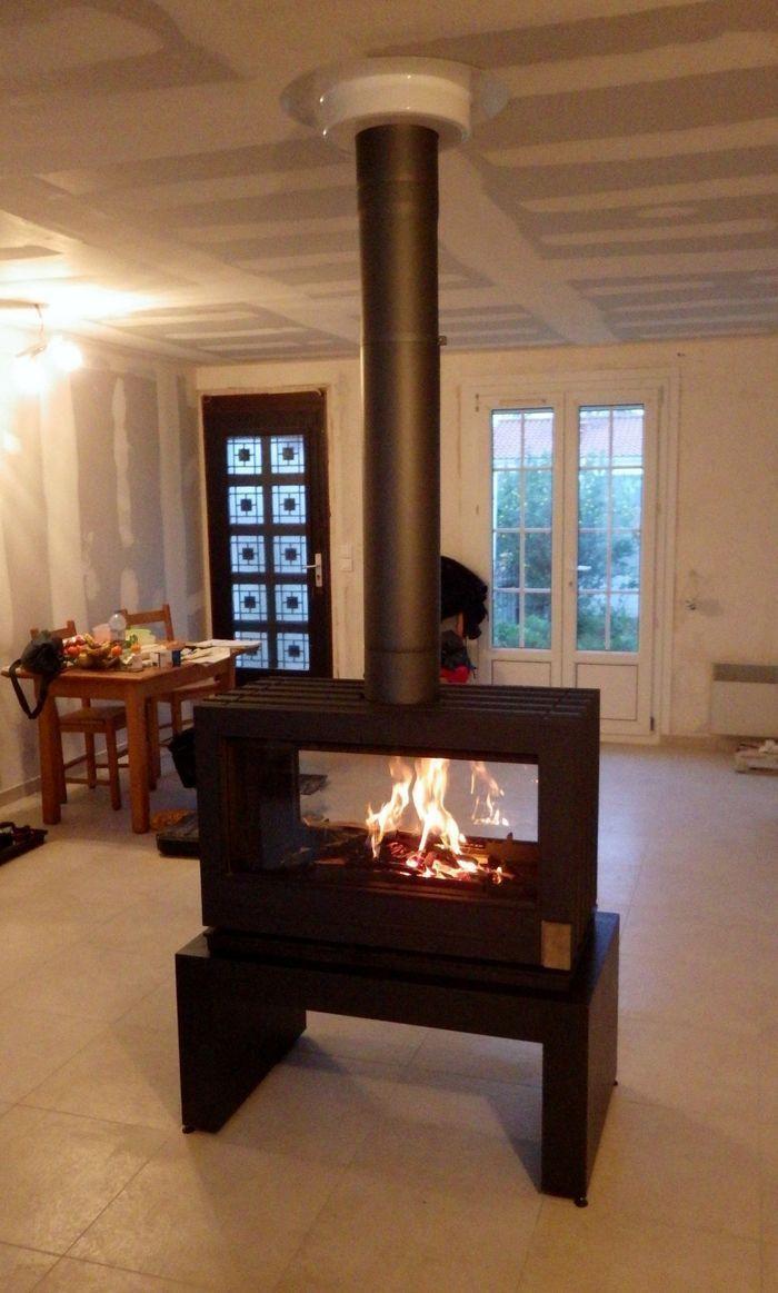 Designed with two front sides, it’s easy to find the perfect spot for your new Aaron fireplace. This stove is ideal for large logs and offers a stunning panoramic view of its flames. Simply place it on a raw material such as stone or on one of its benches (sold separately). Bench available in 2 sizes.