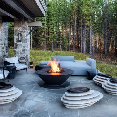 Backyard display of dual ring burner 40" Ultrafire, charcoal color Outdoor fireplace