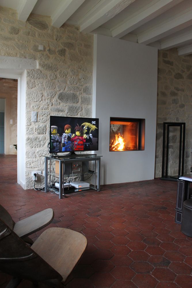 Thin edge frame stuv 21-95 DF in a brick wall with a white front panel to the roof of a living room.