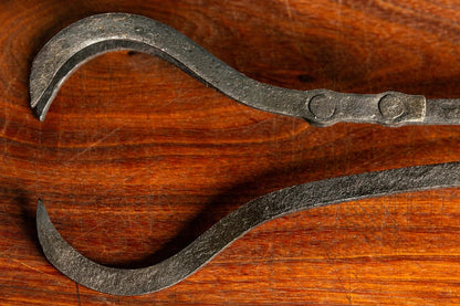 Extreme edge close view of the raven's claw 