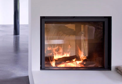 Close view of Stuv 21-95 DF with flames inside a Stûv 21 thin edge frame on a white Front panel