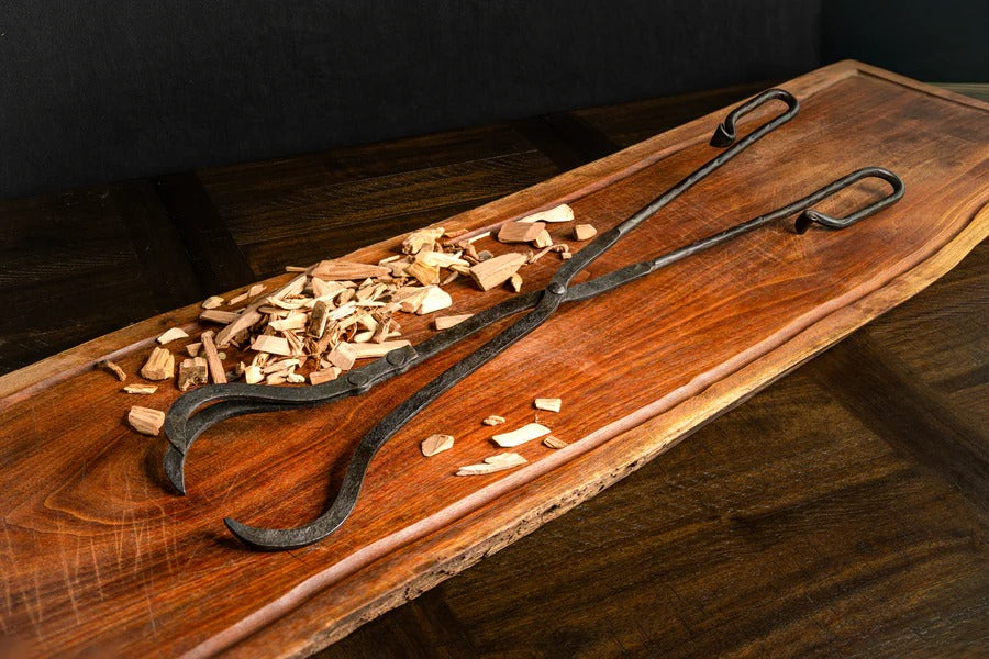 Horizontal view of the raven's claw with small logs beside