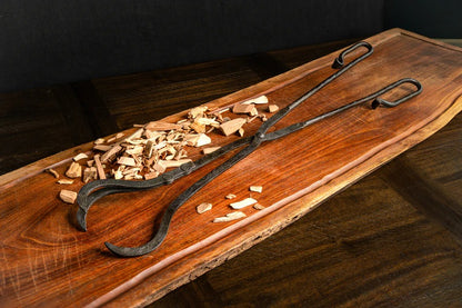 Horizontal view of the raven's claw with small logs beside