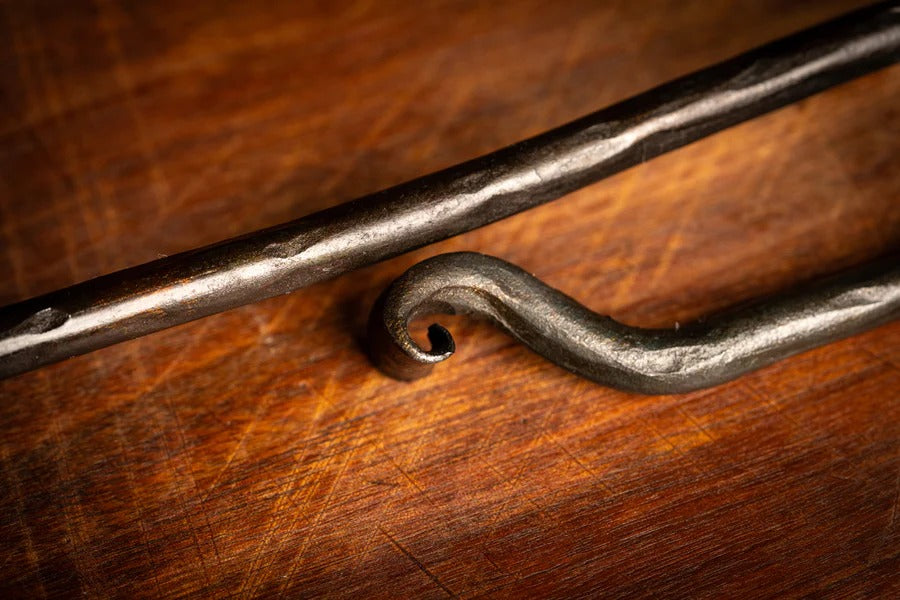 Close edge view of the raven's claw