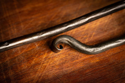 Close edge view of the raven's claw