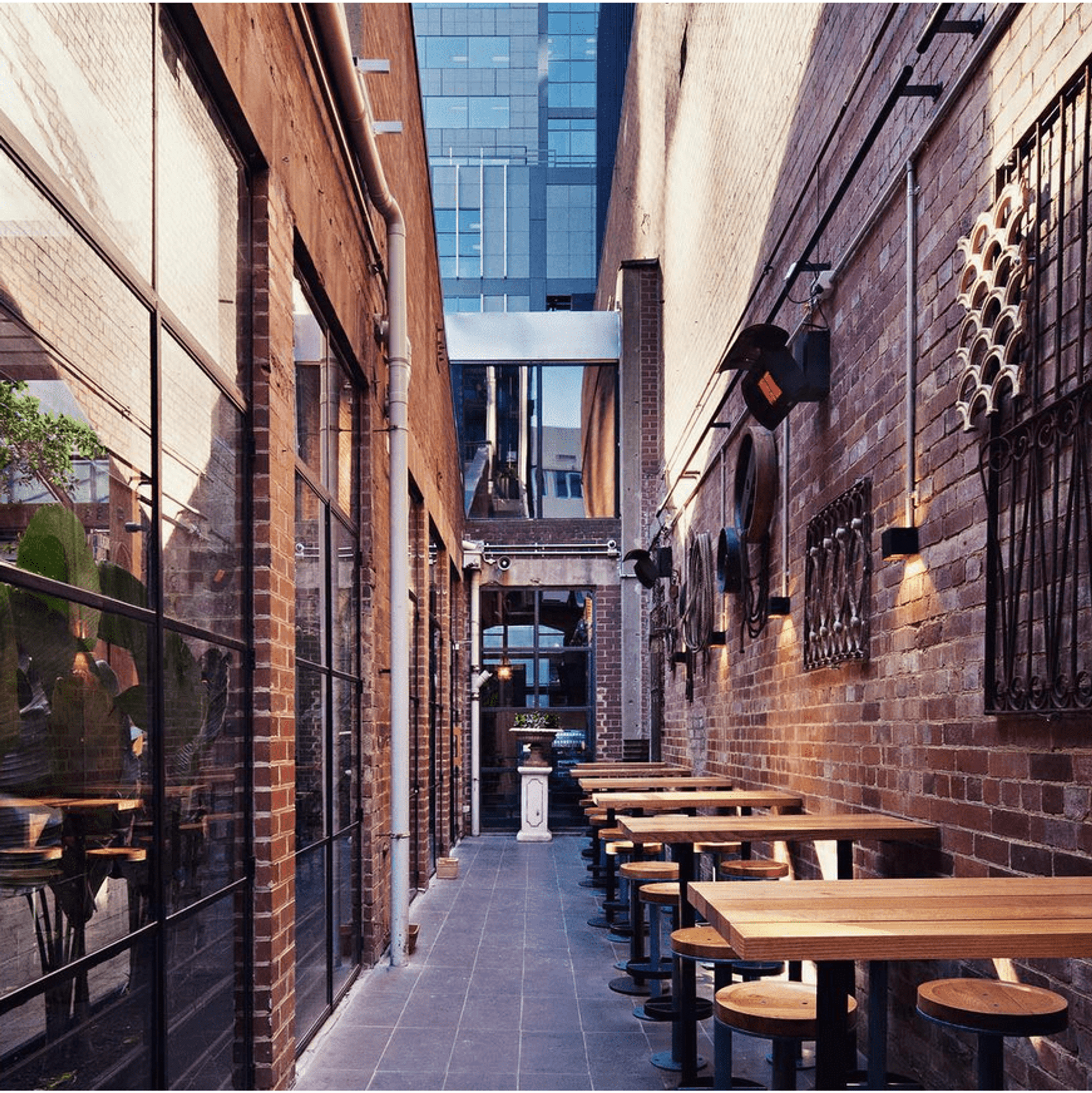 Outdoor restaurant Wall hanged Bromic Tungsten 300 series smart-heat LP-26,000