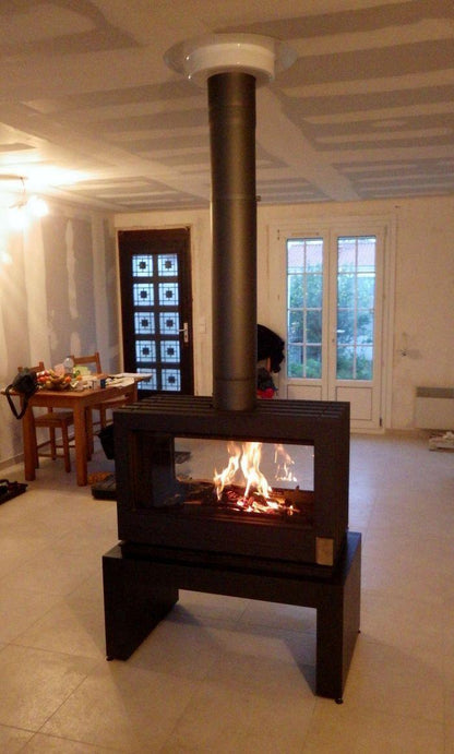Designed with two front sides, it’s easy to find the perfect spot for your new Aaron fireplace. This stove is ideal for large logs and offers a stunning panoramic view of its flames. Simply place it on a raw material such as stone or on one of its benches (sold separately). Bench available in 2 sizes.